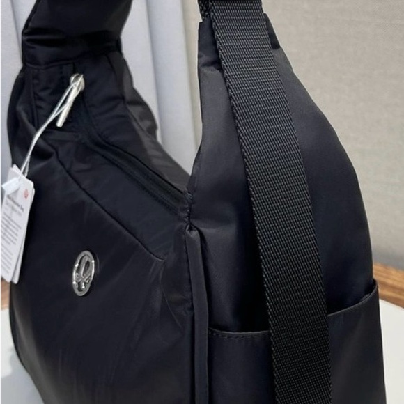 🖤lululemon athletica Classic Black Shoulder Bag🖤 - Picture 3 of 5